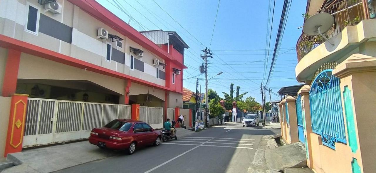 RedDoorz Syariah near Transmart Tegal Hotel Tegal  Bagian luar foto